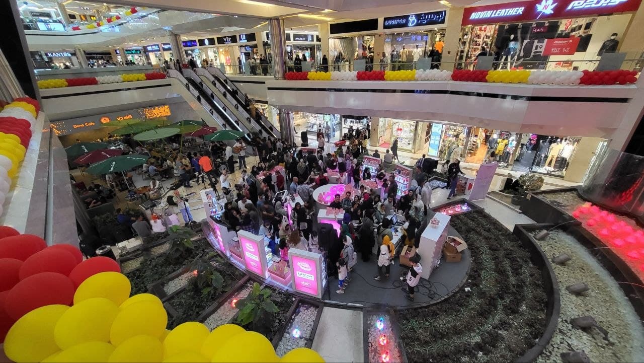 Khanoumi campaign activation in a crowded shopping mall